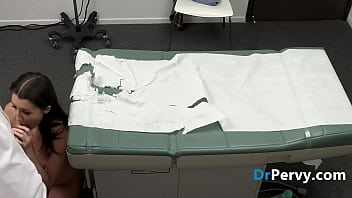 Buneta timida la ginecolog matur suge pula si se fute in vagin