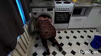 Milfa de la menaj blocata in masina de spalat si fututa in cur