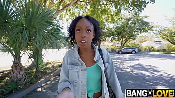 Negresa Mila e fututa in masina pentru bani