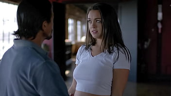 Isi seduce tatal vitreg pentru o partida de sex neprotejat