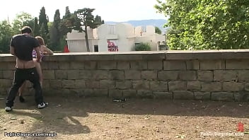 Legata si abuzata sexual pe strazi de doi barbati