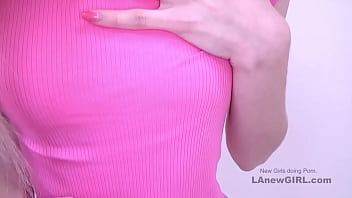 Blonda slabuta pozeaza si se fute in pasarica