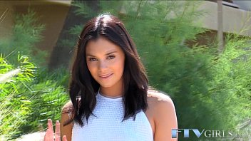 Isi arata sanii la webcam si isi baga mana in pizda