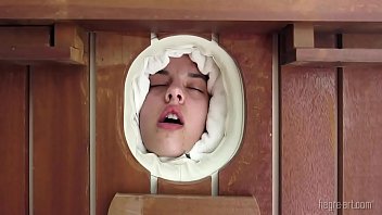 Clienta excitata de terapeuta la masaj si fututa cu degetele