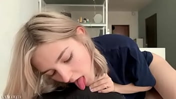 Iubita blonda filmata cand suge pula si o baga in vaginul mic