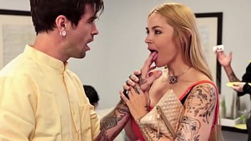 Sex la birou cu o blonda nimfomana