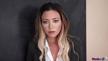 Natalia suge pula unui student si inghite sperma