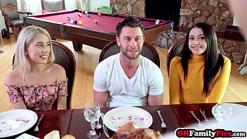 Supt la cina de doua fete nimfomane