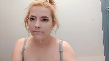 O blonda e fututa in gura cu ejaculare si se fute si cu dildo