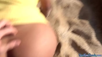 Bruneta cu sani mari platita pe plaja pentru sex in vagin