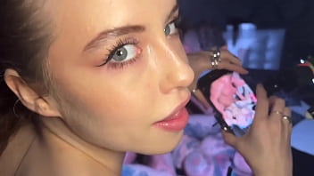 Tanara isi filmeaza cu telefonu prietena care face sex