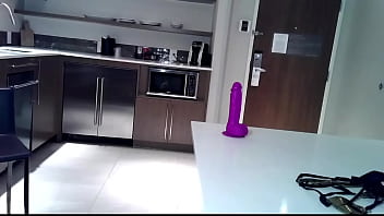 Sotul si sotia fac videochat in bucatarie xxx