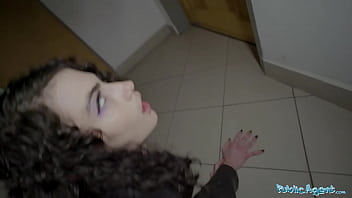 Primeste bani sa faca sex pe scara cu un tip