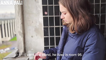 O tanara suge pula mica si vrea sex pe canapea