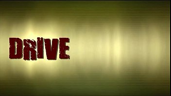 Blonda in masina pe centura face sex in grup