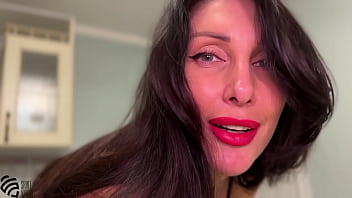 Tanar sex in bucatarie cu escorta matura