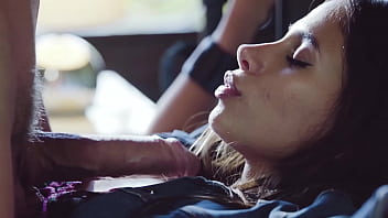 Sotia legata de pat si fututa in gura si pizda