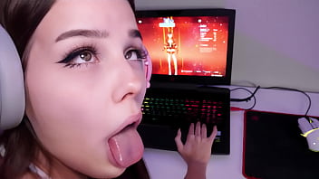 Gamerita Alina geme cand e fututa in vaginul mic
