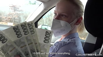 Fete primesc bani pentru sex oral