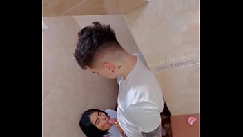 Studenti filmati in toaleta facultatii cand si-o trag