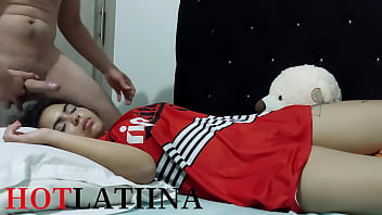 Isi face laba si ejaculeaza pe fata surorii care doarme