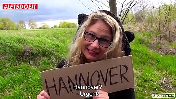 Nemtoaica in masina suge pula si se fute pe bani