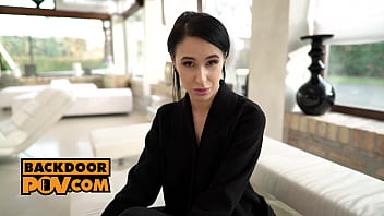 Alyssa se excita cu futai in pizda si vrea pula in cur