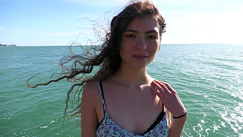 Luna la 18 ani e virgina in pizda si vrea penetrata in cur