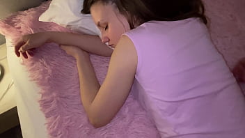 Iubita trezita din somn cu futai agresiv in vagin