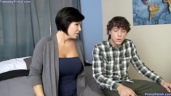 Tanar la hotel si-o trage cu mama vitrega bunaciune