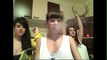 Trei romance de la tara fac videochat