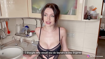 Iubita tatuata pe buci penetrata de iubit in vagin