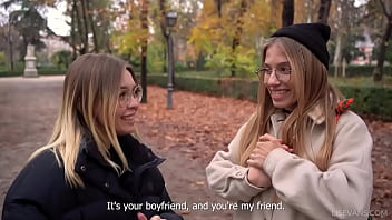 Surori studente invita barbati pentru sex in grup