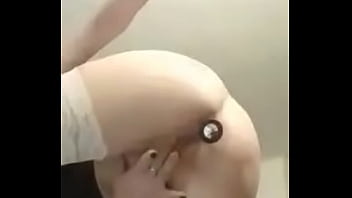 Romanca care se joaca cu dildo-ul si cu un dop anal