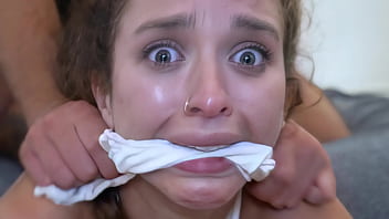 Model de 18 ani geme cand e penetrata brutal in pizda si cur