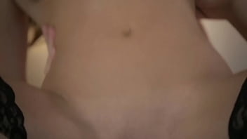 Face sex cu doua prietene si le da sperma in gura