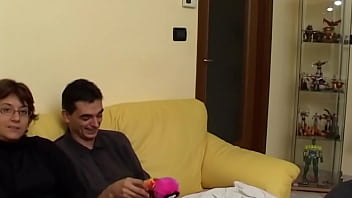 Blonda venita in vizita la doi barbati pentru sex