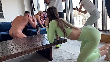 Sex in grup in living cu fete fit