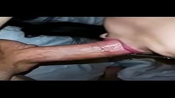 Romanca bruneta suge pula pana o baga adanc in gat