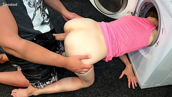 Blocata in masina de spalat si fututa pe la spate