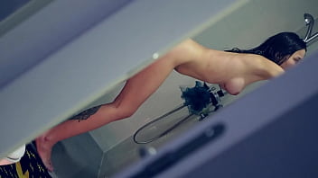 Goala in dus se masturbeaza cu dildo de cauciuc