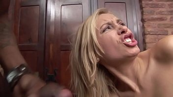 Blonda la party sex cu trei barbati