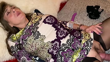 Femeie matura consuma mult vin si face sex imbracata