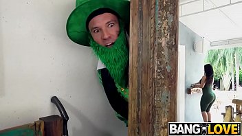 Sex cu vecina care are bucile mari si nu poarta chilotei