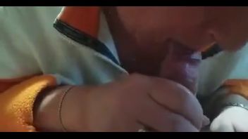 Matura romanca suge pula si maseaza pula bine