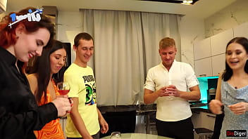 Orgie in living la intrarea in 2024