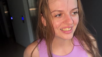 Muie si sex pe scara blocului cu tanara excitata