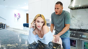 Intretine relatii sexuale cu colega de apartament