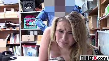 Politist profita de pizda mica a unei studente inocente