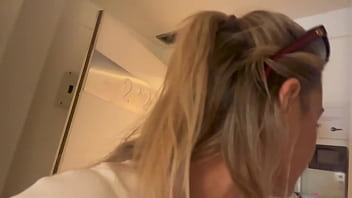 O blonda in Barcelona se filmeaza cand suge pula